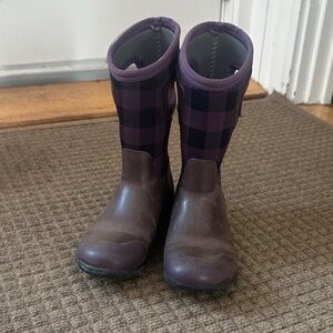 Bogs Winter (5 degrees F/-15 C) Purple and Black Plaid Kids Boots Size 13